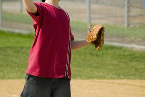 Los niños que no estén jugando deben permanecer en la banca para evitar lesiones provocadas por una bola fallida.