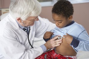 Un examen físico y pruebas de sangre ayudan a determinar la causa de la anemia infantil.