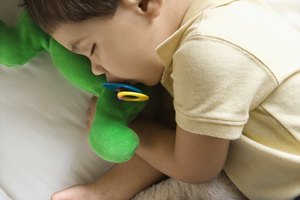 La mayoría de los niños pequeños necesitan mínimo una siesta corta al día.