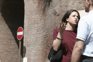 Las discusiones y otras rupturas de comunicación pueden conducir a la separación de una pareja adolescente.