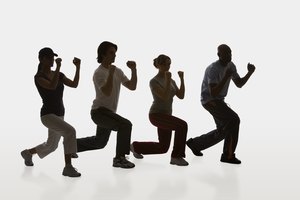 Ponte en cuclillas y mueve los brazos para quemar más grasa del estómago durante la zumba.