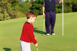 El golpe al green debería ser tu primer parada cuando le enseñas a tu hijo a jugar golf.