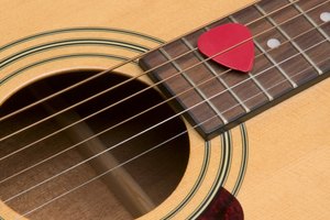 Una púa de guitarra realmente puede ayudar a retirar el estuche de tu teléfono.