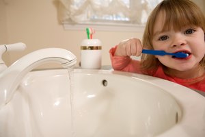 Los niños pequeños pueden cepillarse con pasta de dientes, siempre y cuando no contenga fluoruro.