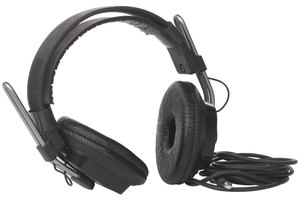 Cómo conectar auriculares a una portátil a través de un puerto USB.
