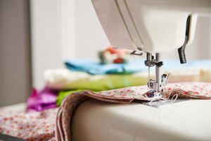 Es necesario tener una máquina de coser para dar puntadas en las nuevas costuras.