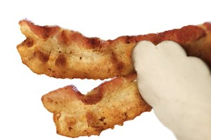 El tocino es una opción baja en carbohidratos, alto en grasa, pero contiene grasas saturadas y sodio.