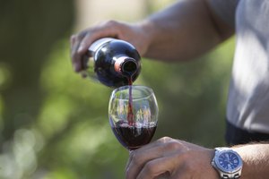 El vino tinto contiene antioxidantes beneficiosos.