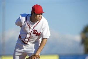 Usa una pistola de radar de béisbol para medir la velocidad de la bola rápida de un lanzador.