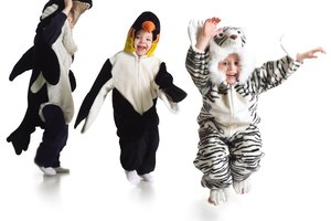 Los disfraces permiten a los niños pretender ser animales de la jungla.