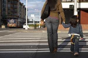 Enseña a tu niño pequeño los peligros de la calle para mantenerlo a salvo.