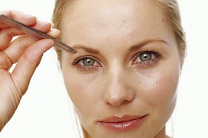 Las cejas sin arreglar pueden darle a tu cara una apariencia mayor y descuidada.