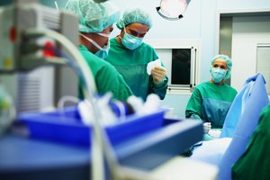 Los médicos en la cirugía.
