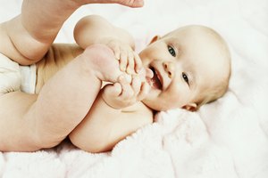 Un bebé realiza la pose de bebé jubiloso de manera natural.