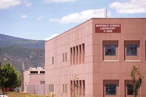 Los Alamos National Laboratory se encuentra en las afueras de la pequeña ciudad.