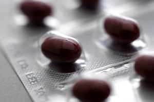 MedlinePlus indica que Colace puede causar efectos secundarios tales como vómitos, dolor de estómago, dificultad para respirar, dificultad para tragar (disfagia), erupción cutánea y fiebre.
