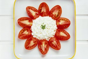 Sirve el queso cottage con frutas o vegetales.