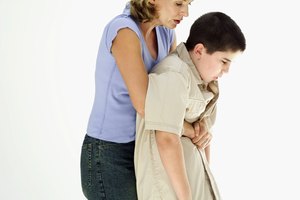 Administra la maniobra de Heimlich.