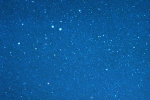 Acampa bajo un cielo lleno de estrellas.