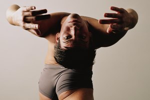 Estira la espalda para fortalecer tu cuerpo y mejorar tu técnica.