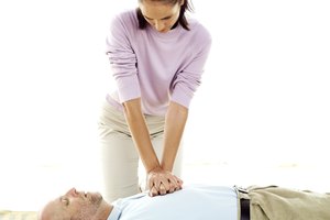 El dolor en el pecho es un síntoma típico de la enfermedad.
