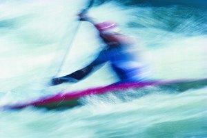 Los guantes mantienen tus manos cálidas cuando haces kayakismos en un clima frío.