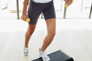 Usa un escalón para tonificar los músculos.