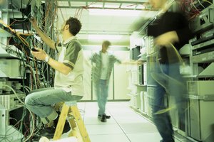 Un sistema operativo de red está diseñado para administrar y apoyar a los dispositivos de una red de área local.