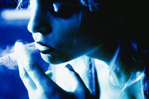 Los adolescentes pueden influir en los niños a fumar de varias maneras, incluyendo la presión de sus pares.