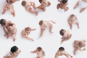 A los bebés no se les debe ofrecer jugo de manzana antes de los 6 meses de edad.