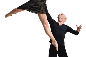 Un hombre bailarín de ballet debe ser fuerte, flexible y esbelto.