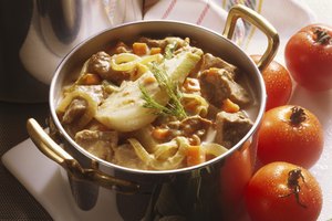 El tiempo de cocción, el tamaño de la olla y las porciones, todo determina cuanto alcohol hay en los alimentos.