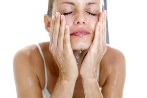 Lava tu rostro para destapar tus poros.