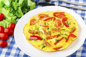 Prepara huevos revueltos o una omelet.
