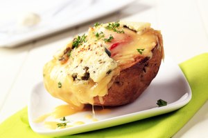 Rellena las patatas.