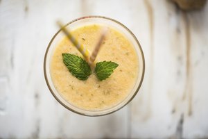 Vista de un batido de banana con cantelope, con menta fresca.