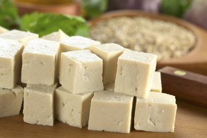Tofu en cuadritos.