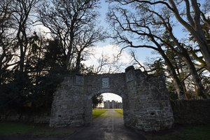 Arco en los terrenos del Scone Palace.