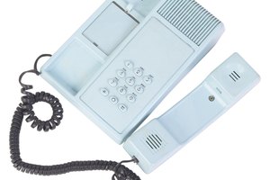 Utiliza un teléfono que se conecte a la pared cuando soluciones el problema.