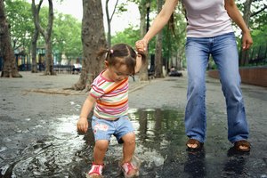 Disfruta de diversas actividades bajo la lluvia.