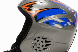 Para los amantes del deporte con tabla de nieve, es muy importante el uso de casco pues realizan frecuentemente saltos y giros extremos.