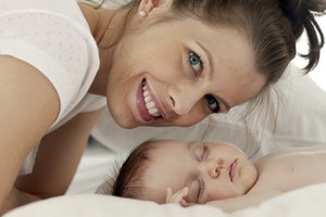 Una mejor alimentación durante el día podría hacer que el dormir de tu bebé sea mejor en la noche.
