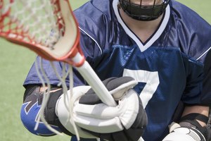 Los jugadores defensivos de Lacrosse deben usar una malla dura.