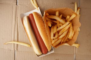 Perros calientes y papas fritas.