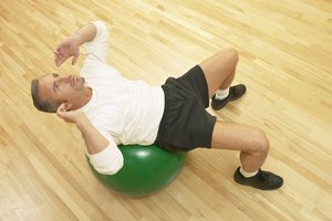 El limpiar el equipo de gimnasio compartido puede ayudar a prevenir la tiña.
