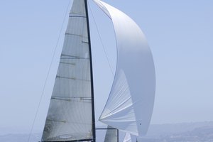 Los barcos de vela tienen poleas de amarre.