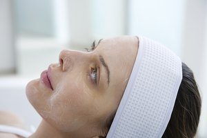 Aplica una mascarilla facial de arroz dos o tres veces por semana, siempre y cuando la piel no muestre una reacción adversa.