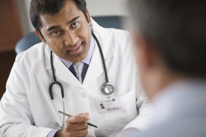 Doctor discutiendo con su paciente.