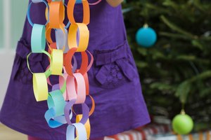 Haz una guirnalda de cadena de papel para la decoración navideña.
