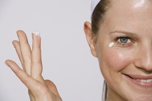 Colócate el corrector de imperfecciones.